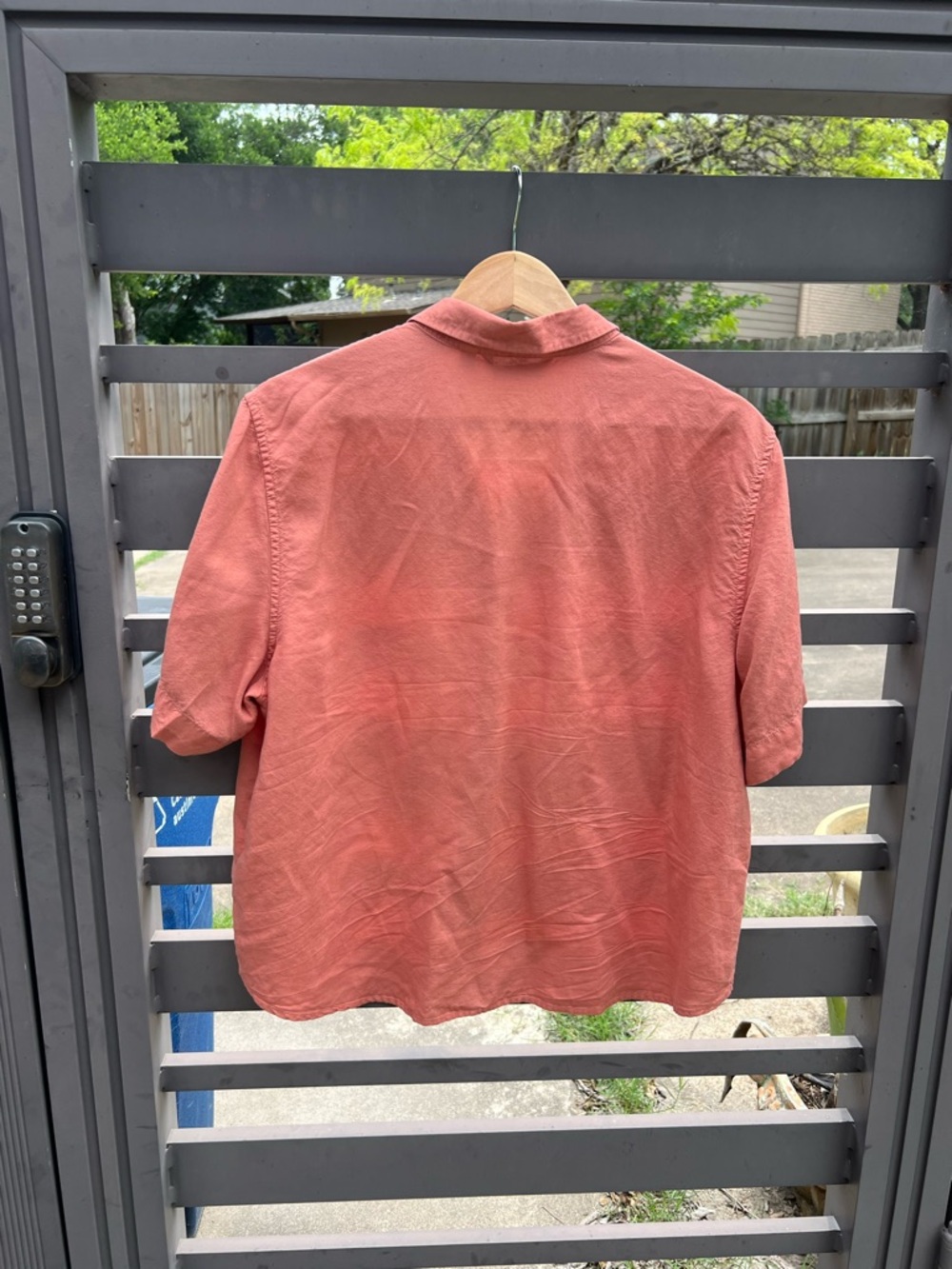 Uniqlo Linen Blend Short Sleeve Button-Up – Rose / Coral – Size L - Picture 2 of 4